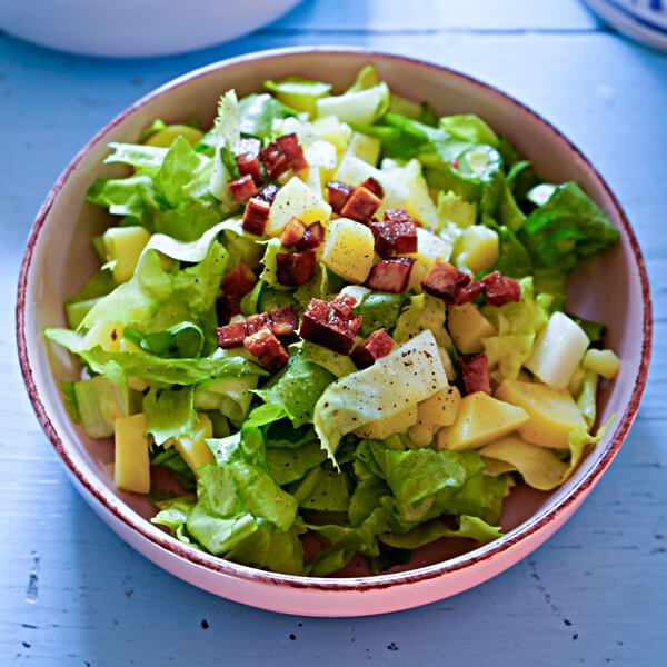 Endiviensalat mit Kartoffeln und Räuchertofu Endiviensalat mit Kartoffeln und Räuchertofu
