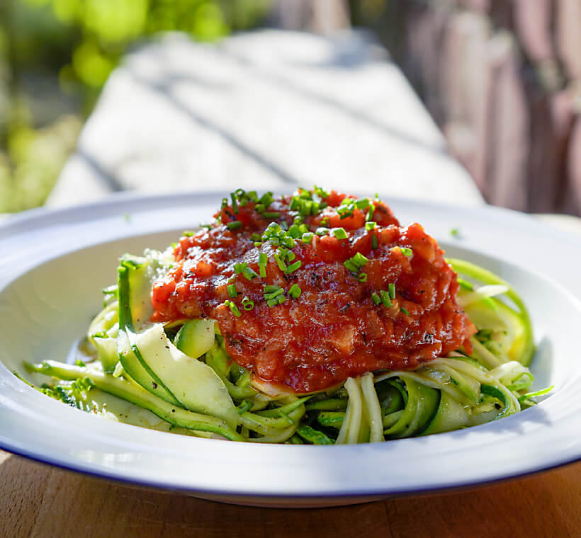 Zucchini-Nudeln mit Tomaten-Relish Zucchini-Nudeln mit Tomaten-Relish